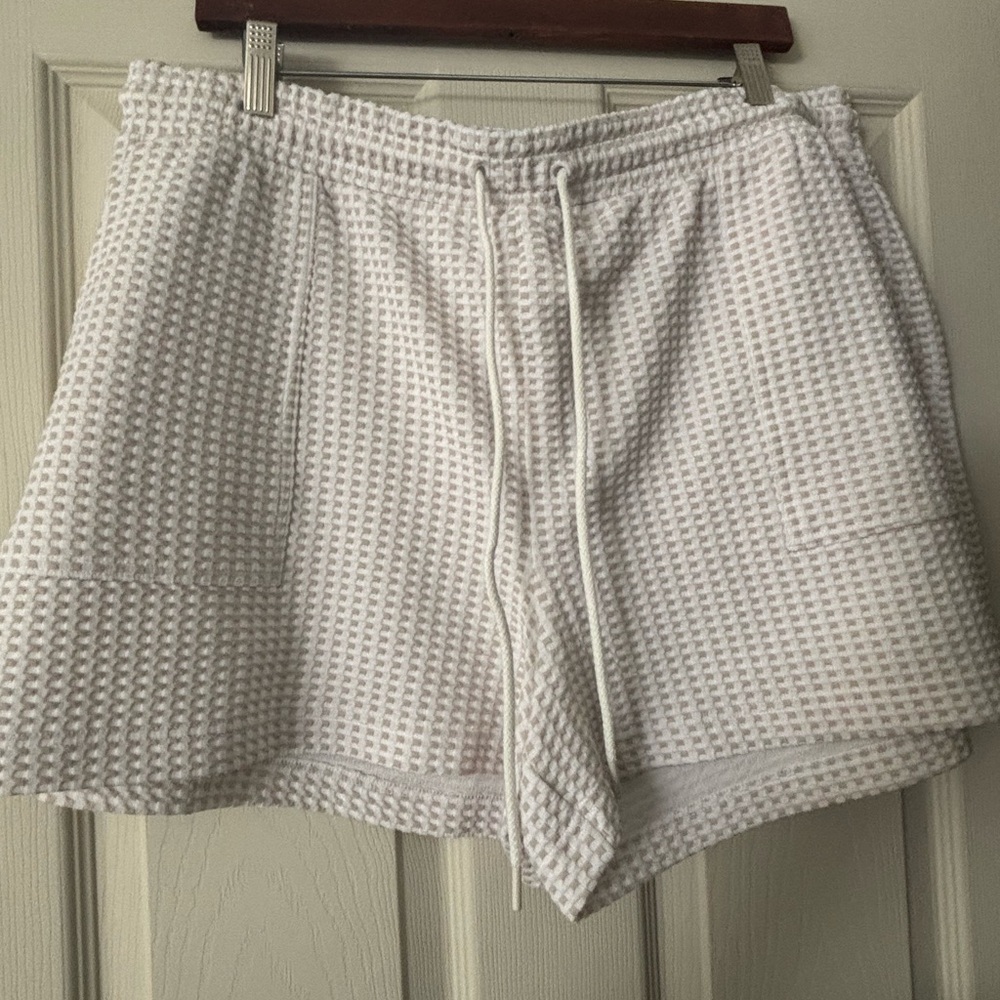 Lou & Grey White Textured Women Shorts